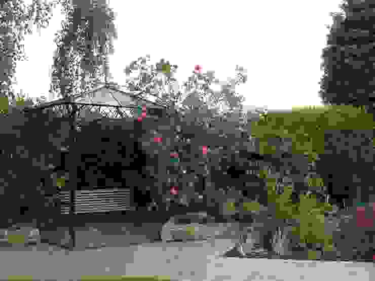 Traditional and Contemporary Mix Cherry Mills Garden Design Giardino classico