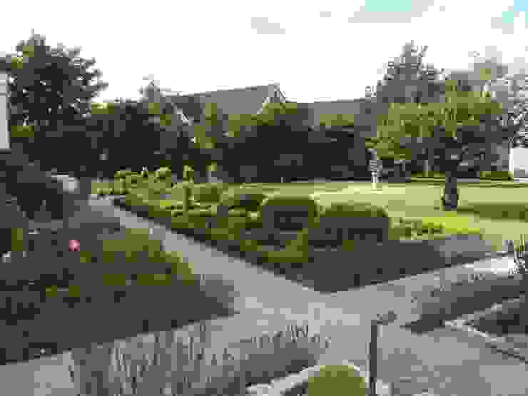Traditional and Contemporary Mix Cherry Mills Garden Design Giardino classico