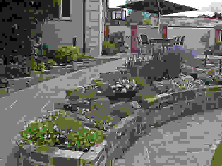 Traditional and Contemporary Mix Cherry Mills Garden Design Giardino rurale