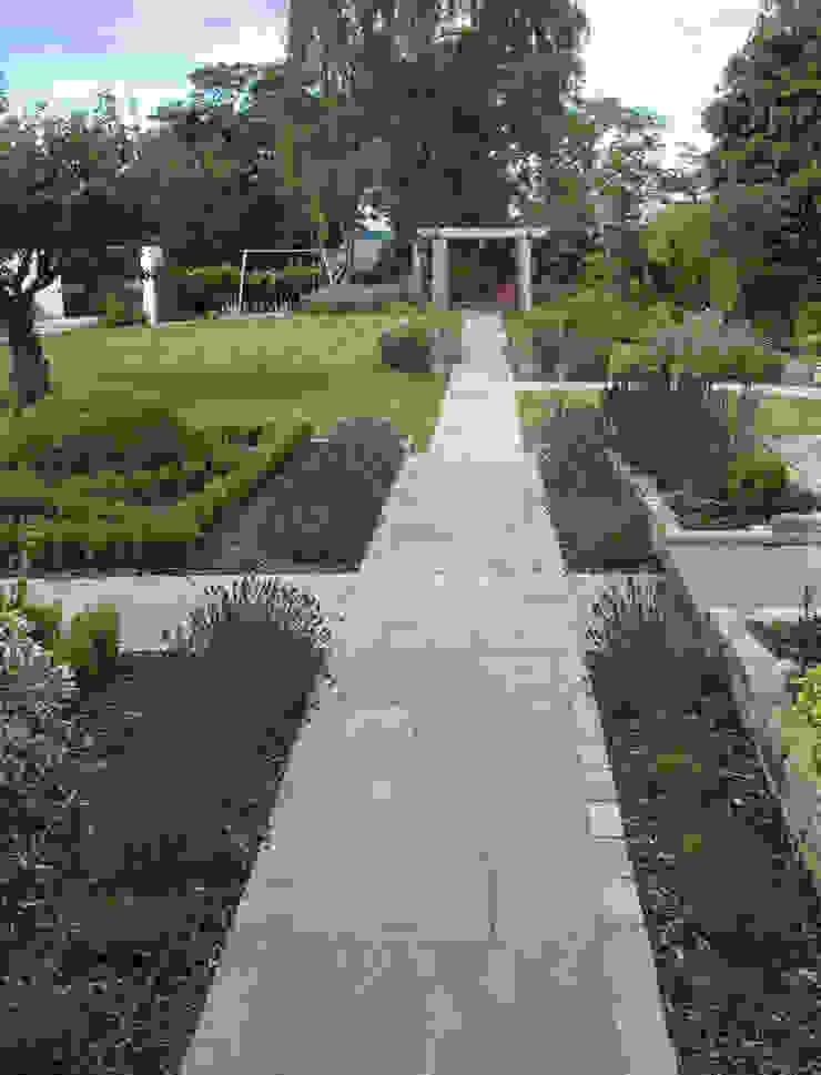 Traditional and Contemporary Mix Cherry Mills Garden Design Giardino rurale