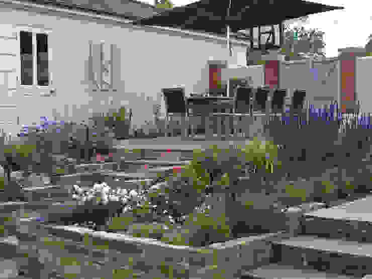 Traditional and Contemporary Mix Cherry Mills Garden Design Giardino rurale
