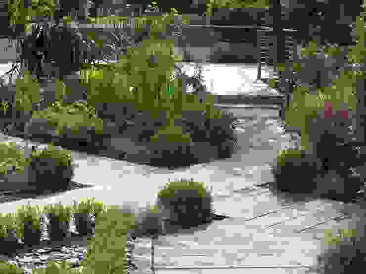 Traditional and Contemporary Mix Cherry Mills Garden Design Giardino rurale