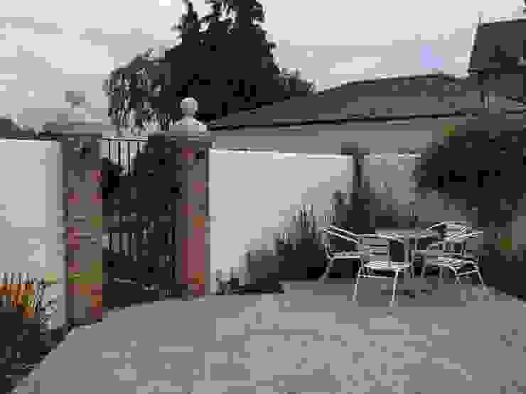 Traditional and Contemporary Mix Cherry Mills Garden Design Giardino classico