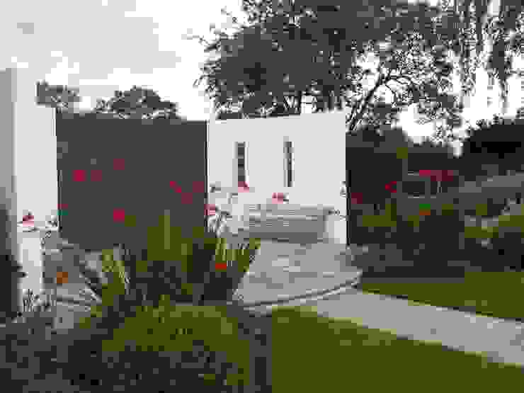 Traditional and Contemporary Mix Cherry Mills Garden Design Giardino moderno