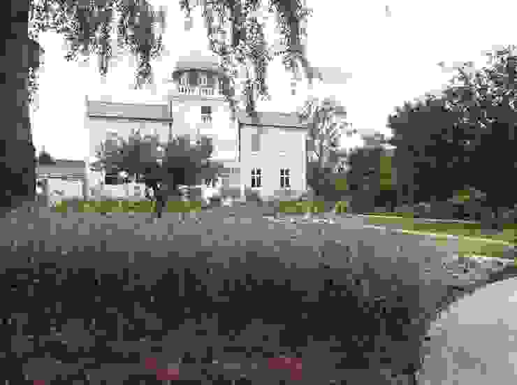 Traditional and Contemporary Mix Cherry Mills Garden Design Giardino rurale