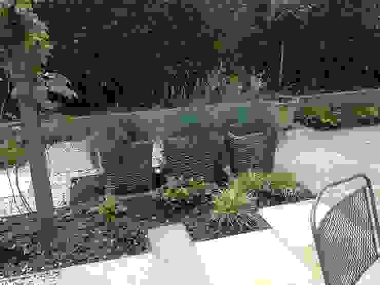 Low Maintenance Garden Cherry Mills Garden Design Giardino eclettico