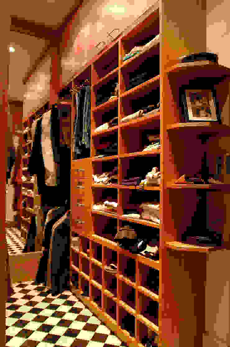 Walk in dressing room - Right hand side Martin Greshoff Furniture Dressing roomStorage