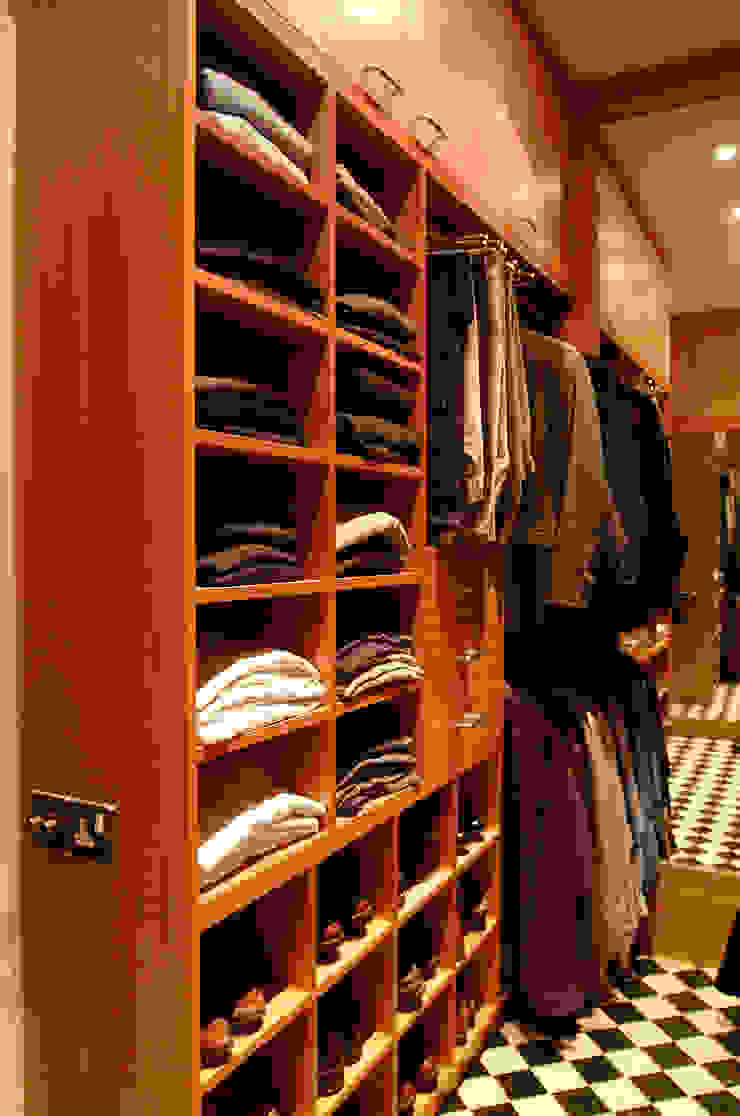 Walk in dressing room - Left hand side Martin Greshoff Furniture Dressing roomStorage