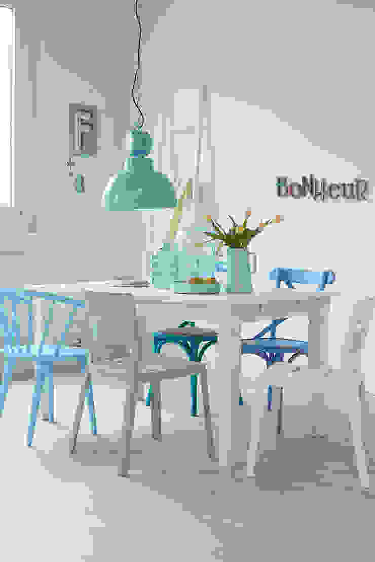 Ein Stuhl, der Farbe an den Tisch bringt, diewohnblogger diewohnblogger Modern dining room Tables