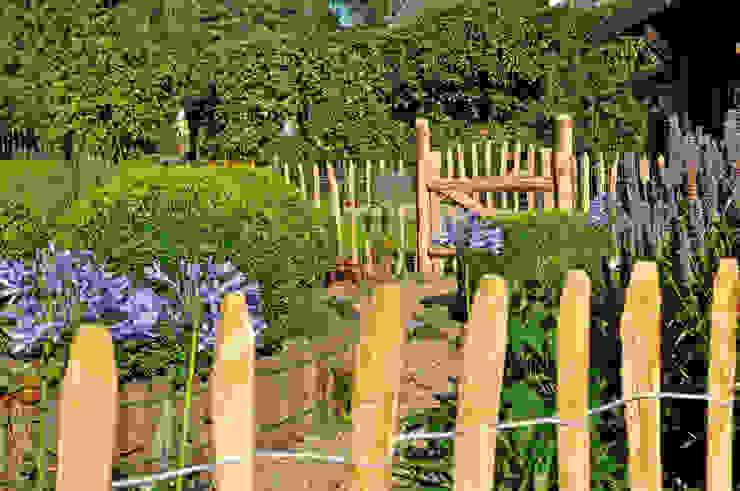 Kastanienzäune meingartenversand.de Garten im Landhausstil Zäune und Sichtschutzwände