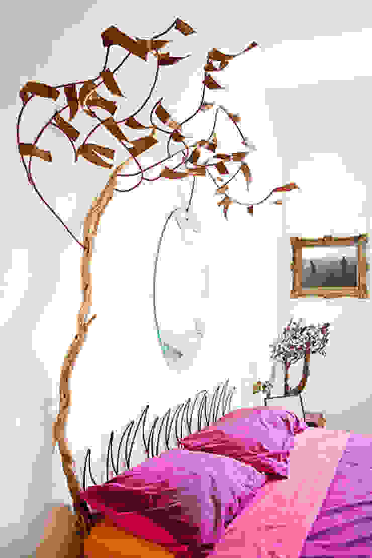 Cabecero Paisaje de Otoño de madera, metal y espejo. Héctor Nevado Dormitorios de estilo mediterráneo Camas y cabeceros