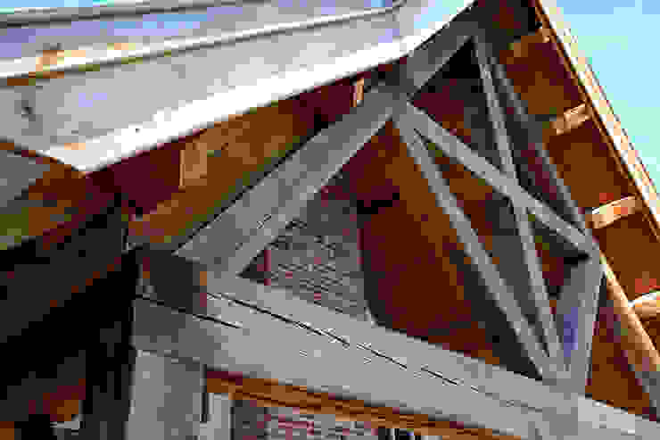 Overdekt terras met eikenhouten gebintwerk in landelijke architectuur Building Design Architectuur Landelijke balkons, veranda's en terrassen Eigendom,Gebouw,Hout,Straal,huis,Dak,Bouwmateriaal,Lucht,opruimen,Materiële eigenschap