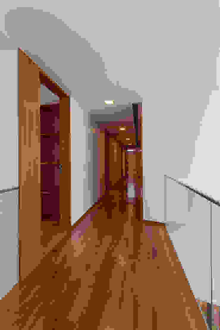 Modern Corridor, Hallway and Staircase by Atelier d'Arquitetura Lopes da Costa Modern