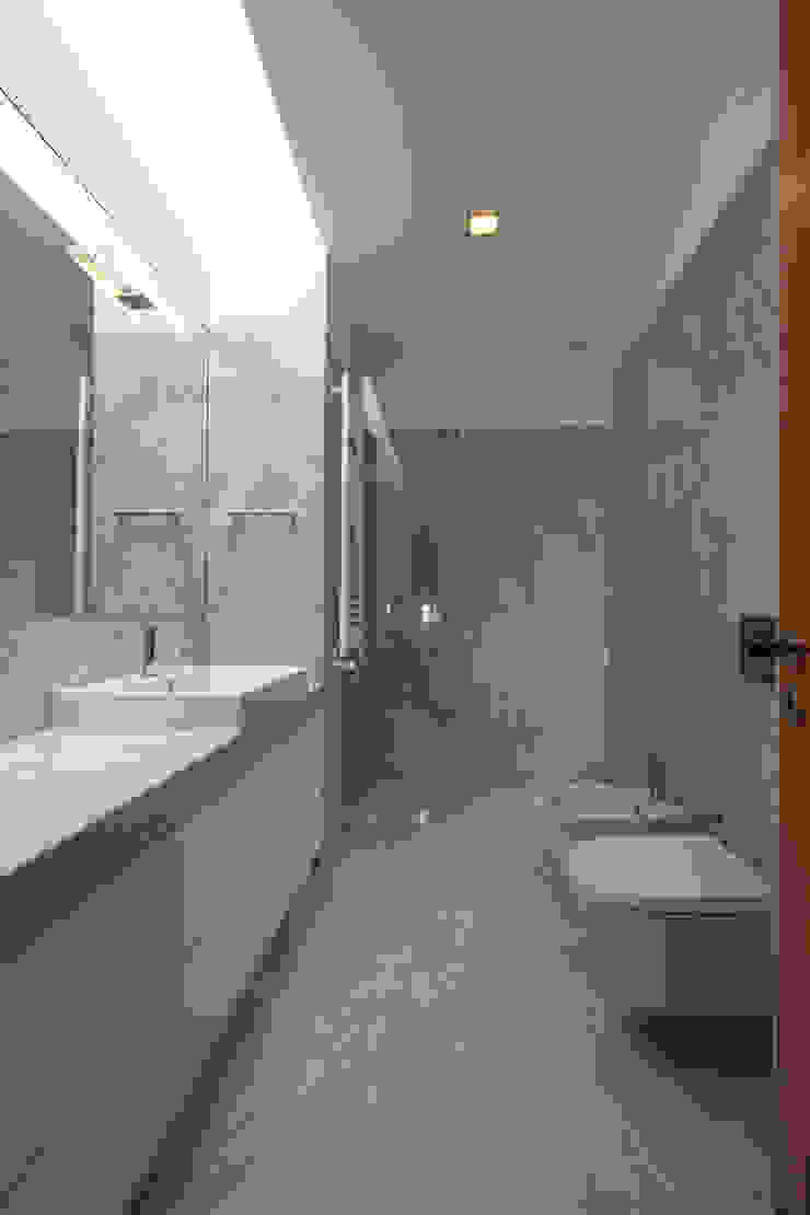 Modern bathroom by Atelier d'Arquitetura Lopes da Costa Modern