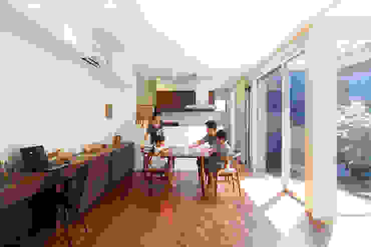 oriono no ie 一級建築士事務所アトリエm Modern dining room Wood Wood effect