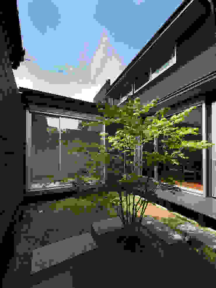 oriono no ie 一級建築士事務所アトリエm Modern style gardens Black