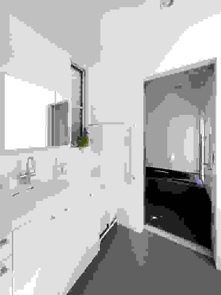 oriono no ie 一級建築士事務所アトリエm Modern bathroom Ceramic White