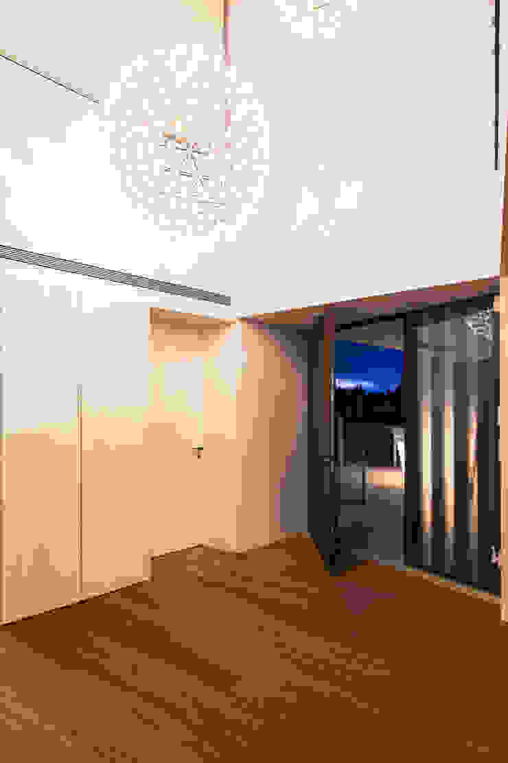 Modern Corridor, Hallway and Staircase by Atelier d'Arquitetura Lopes da Costa Modern