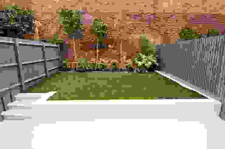 Minimal urban townhouse garden LLI Design Minimalist garage/shed