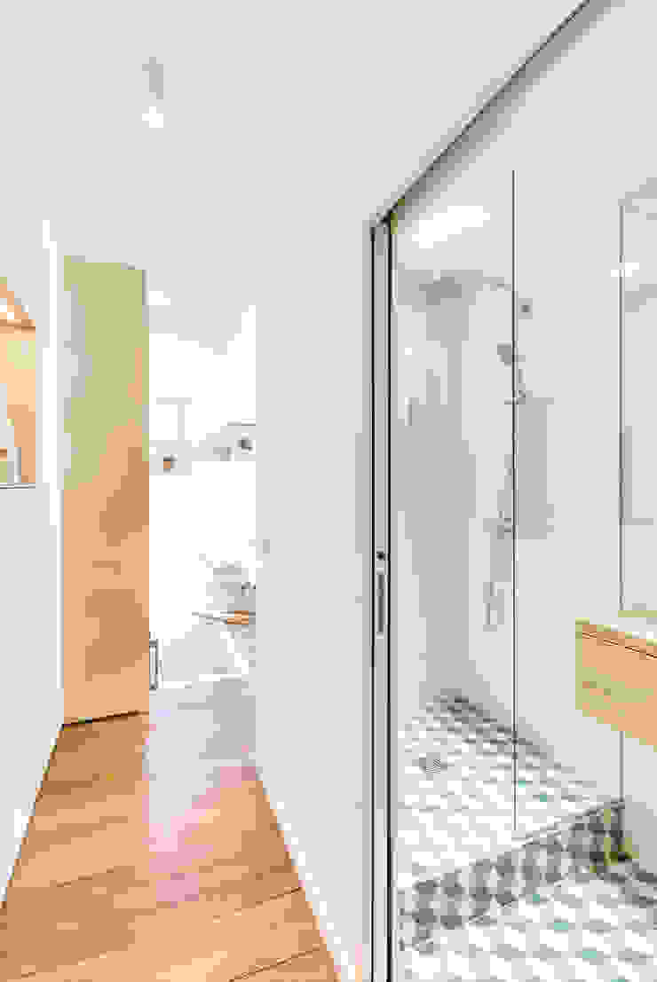 homify Scandinavian style bathroom