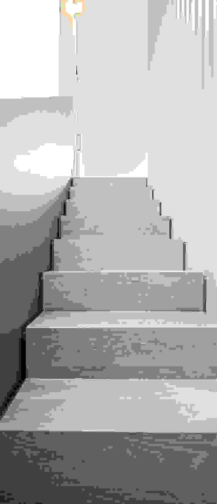 Tarimas de Autor Pasillos, vestíbulos y escaleras modernos