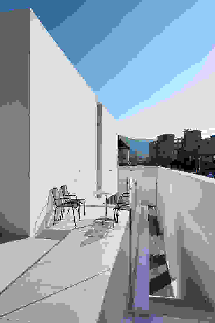 Varandas, alpendres e terraços modernos por hyunjoonyoo architects Moderno
