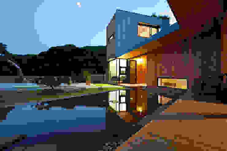 hyunjoonyoo architects Modern style gardens