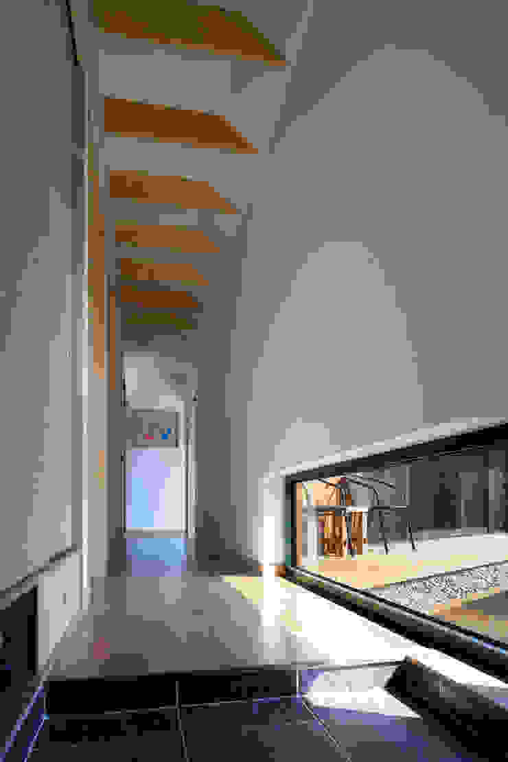 hyunjoonyoo architects Modern Corridor, Hallway and Staircase