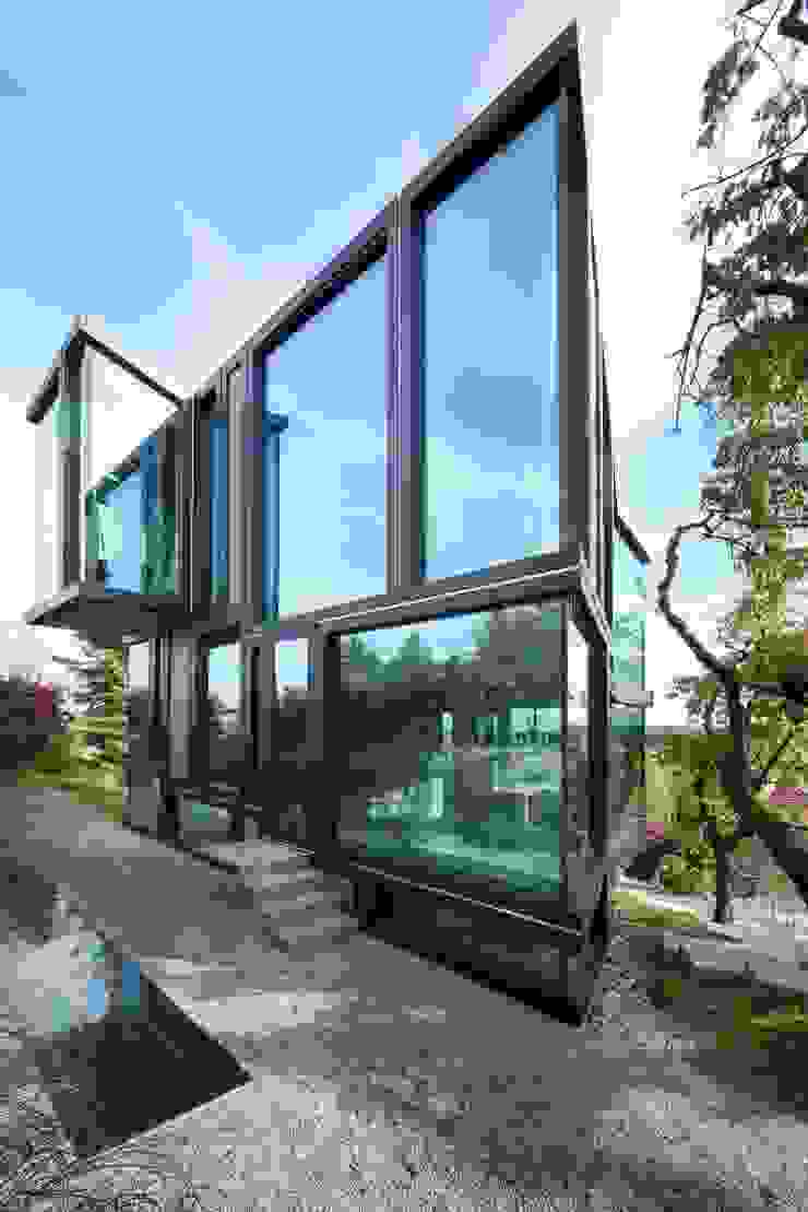 Wohnhaus Dielsdorf, L3P Architekten ETH FH SIA AG L3P Architekten ETH FH SIA AG Moderne Häuser Himmel,Anlage,Wolke,Fenster,Schatten,Gebäude,Holz,Sonnenlicht,Urban design,Straßenbelag
