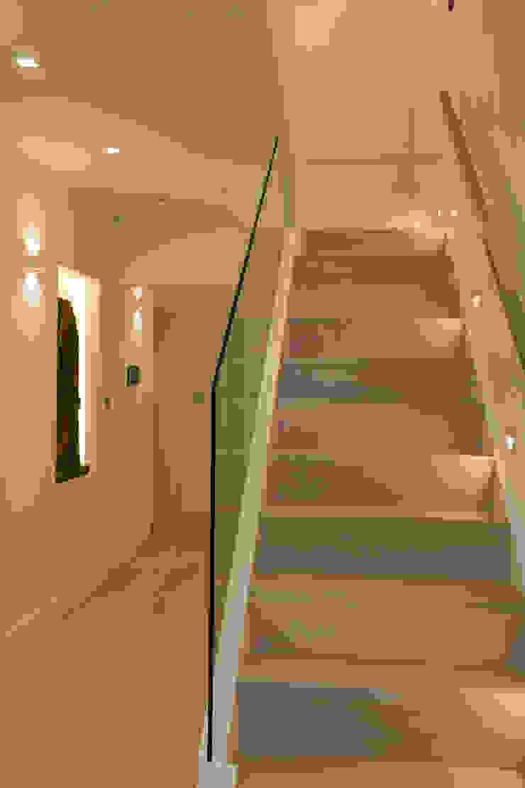 Staircase DDWH Architects Minimalist corridor, hallway & stairs