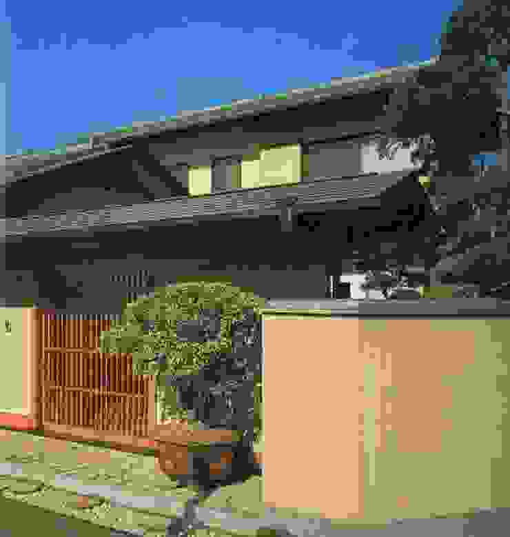 南北に細長い中庭の混在する現代数寄屋の家 Homify 南北に細長い中庭の混在する現代数寄屋の家 Homify