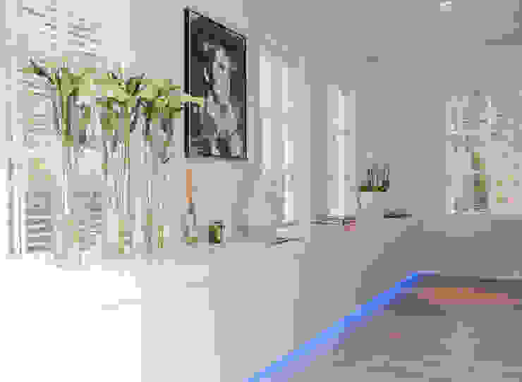 Woonhuis Bergen , By Lenny By Lenny Minimalistische woonkamers Eigendom,Raam,Hout,rekken,Interieur ontwerp,Armatuur,architectuur,Rechthoek,Grijs,Vloer