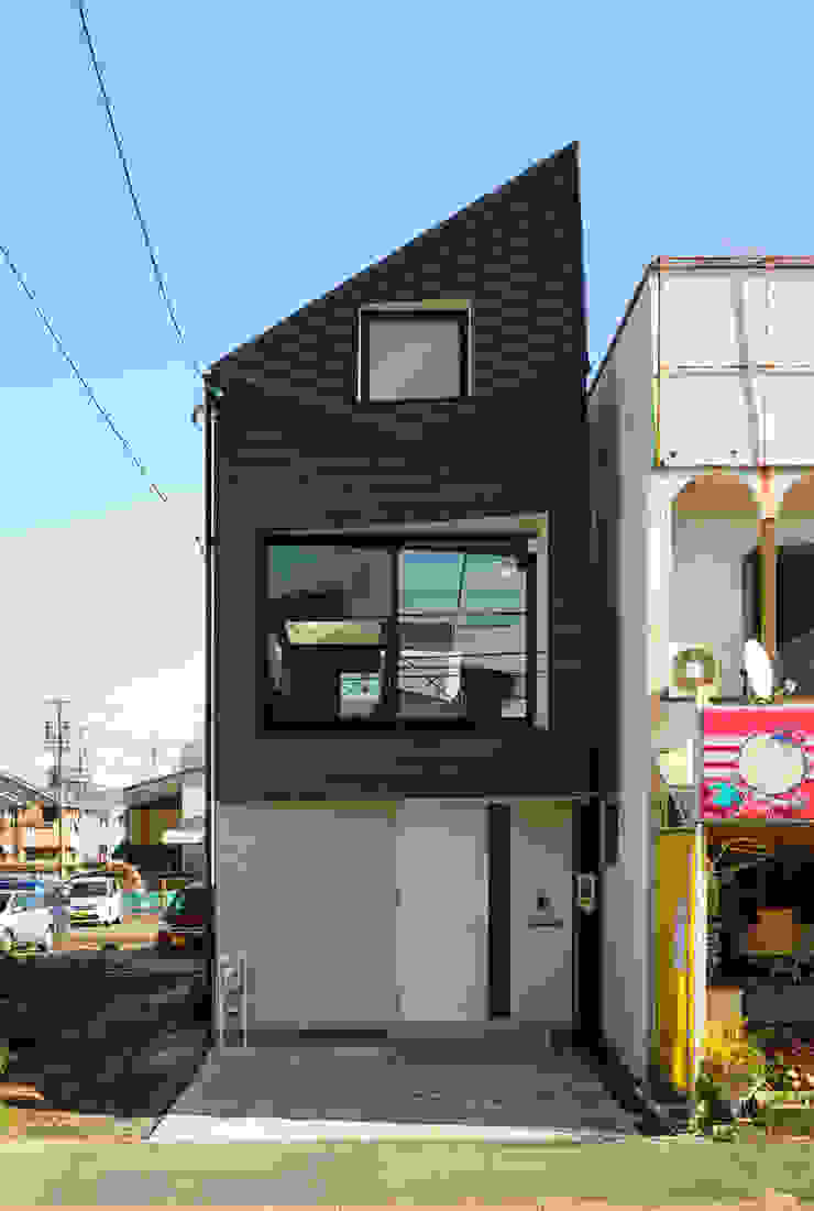 間口4メートルの敷地に建つ住み心地の良い家 トンガリ屋根の家 Homify