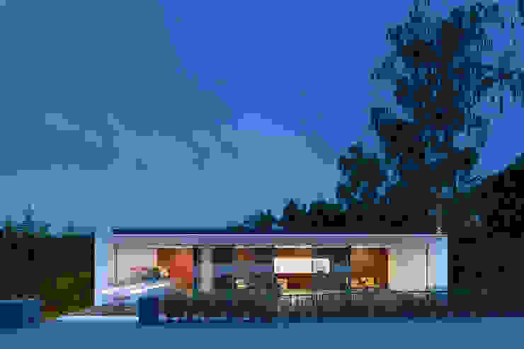 B10 WERNER SOBEK Moderner Balkon, Veranda & Terrasse Himmel,Pflanze,Gebäude,Wolke,Fenster,Tür,Rechteck,Schatten,Baum,Hütte