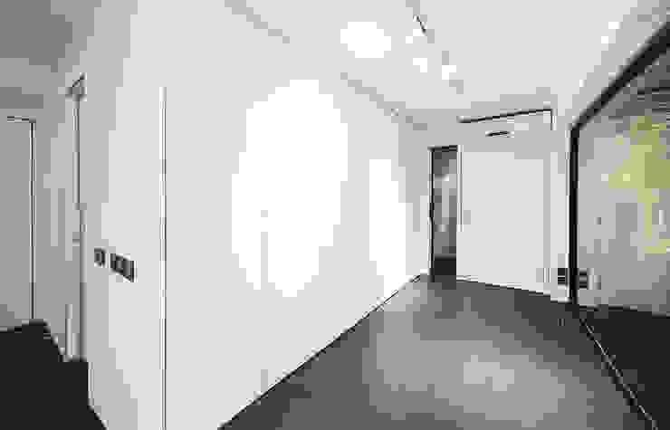 OneByNine Minimalist corridor, hallway & stairs