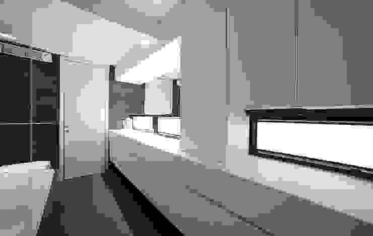 OneByNine Minimalist bathroom