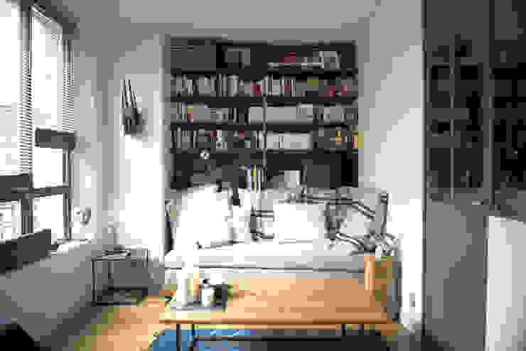 Rénovation Compléte d'un Ancien Bureau en Appartement, Atelier Grey Atelier Grey غرفة المعيشة