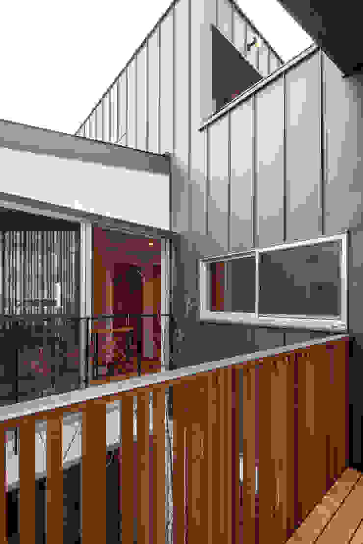 Modern terrace by 神谷徹建築設計事務所 Modern