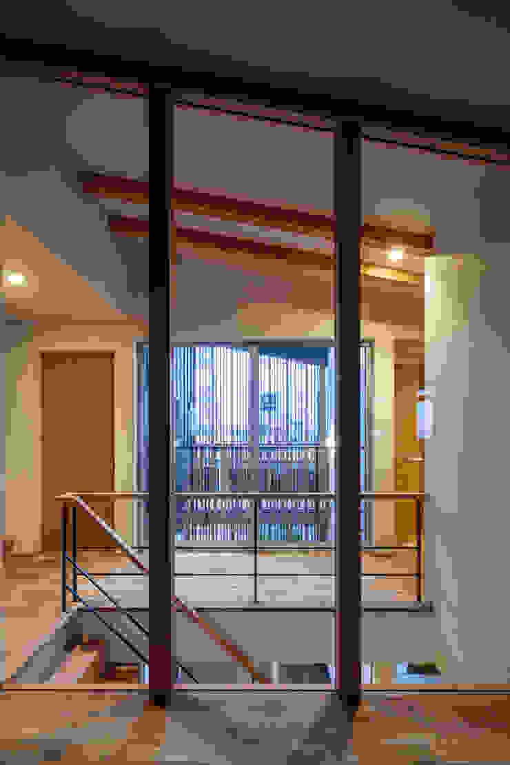 Modern Corridor, Hallway and Staircase by 神谷徹建築設計事務所 Modern