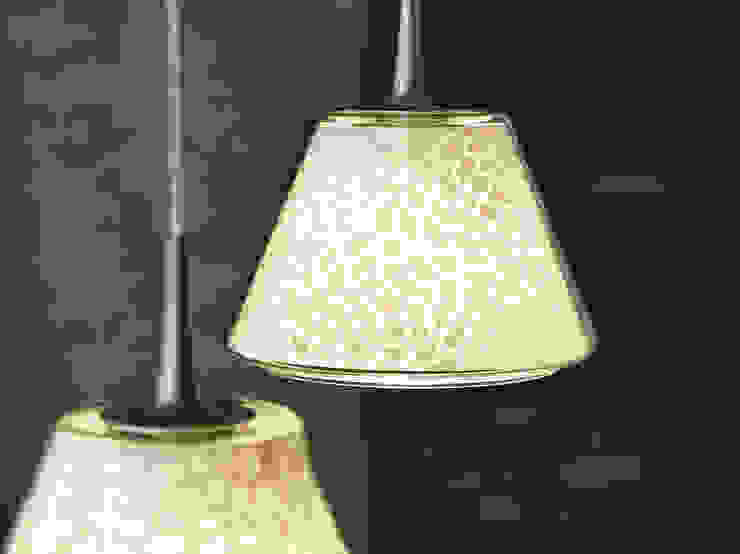 KIKU & SAKURA lamp shades for LE KLINT, tona BY RIKA KAWATO / tonaデザイン事務所 tona BY RIKA KAWATO / tonaデザイン事務所 Skandinavische Wohnzimmer Beleuchtung