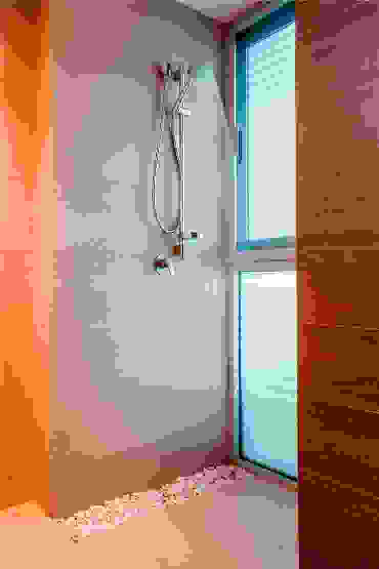 GRUPO VOLTA Moderne Badezimmer