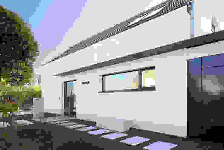Eingang Haus F+H homify Moderne Häuser Weiß