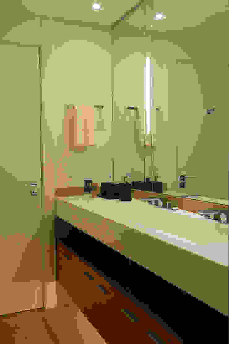 Banheiro Casal 01 por Lembi Arquitetura