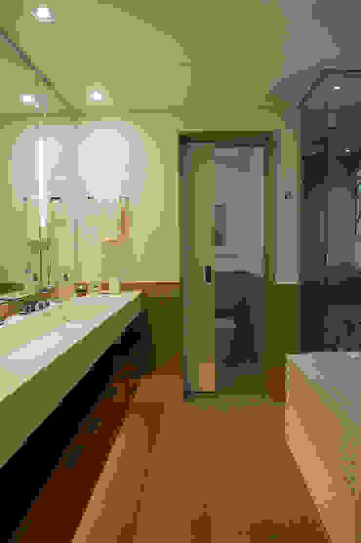 Banheiro Casal 02 por Lembi Arquitetura