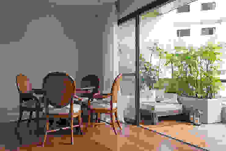 Sala de estar_ Varanda 02 por Lembi Arquitetura