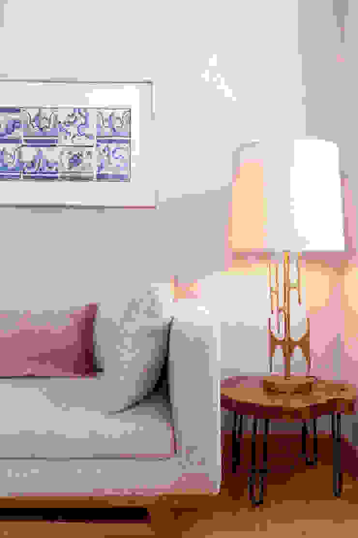 Sofa and tiles picture Staging Factory Salas de multimédiaMobiliário