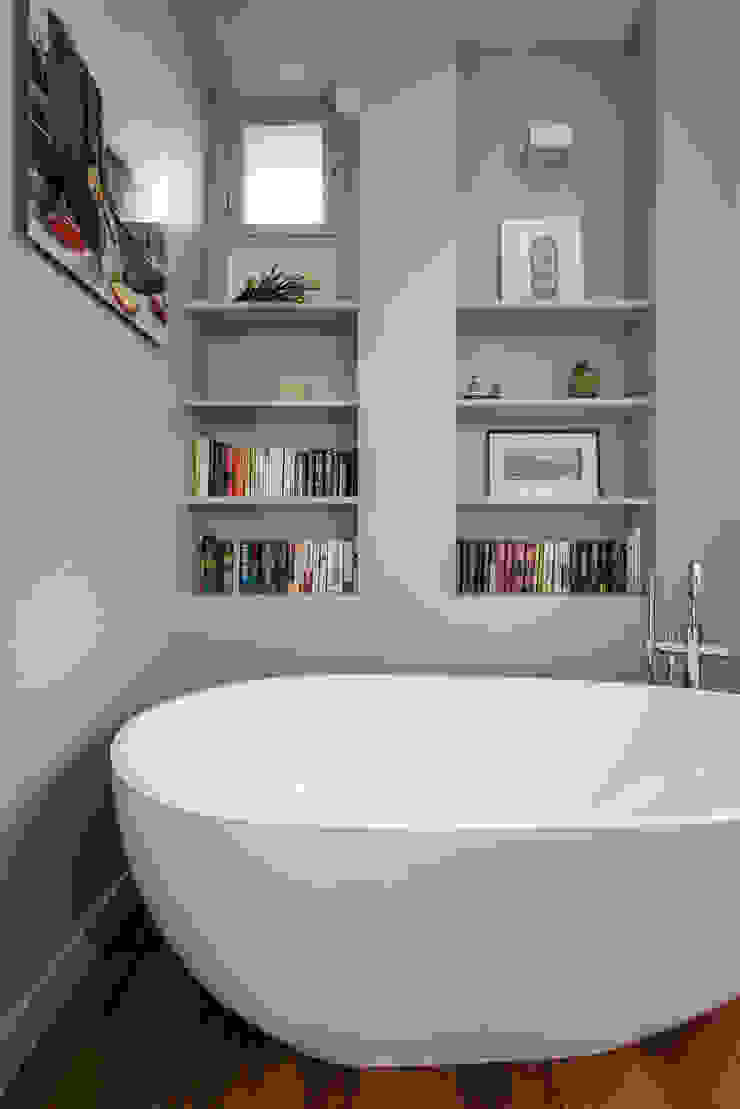 Rénovation appartement parisien années 30, Decorexpat Decorexpat Ванная комната в стиле модерн