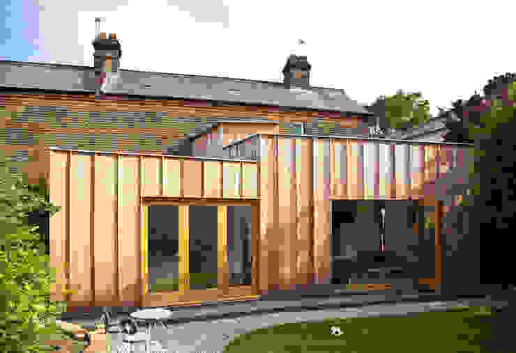 Rear elevation showing timber extension Neil Dusheiko Architects Moderne Häuser