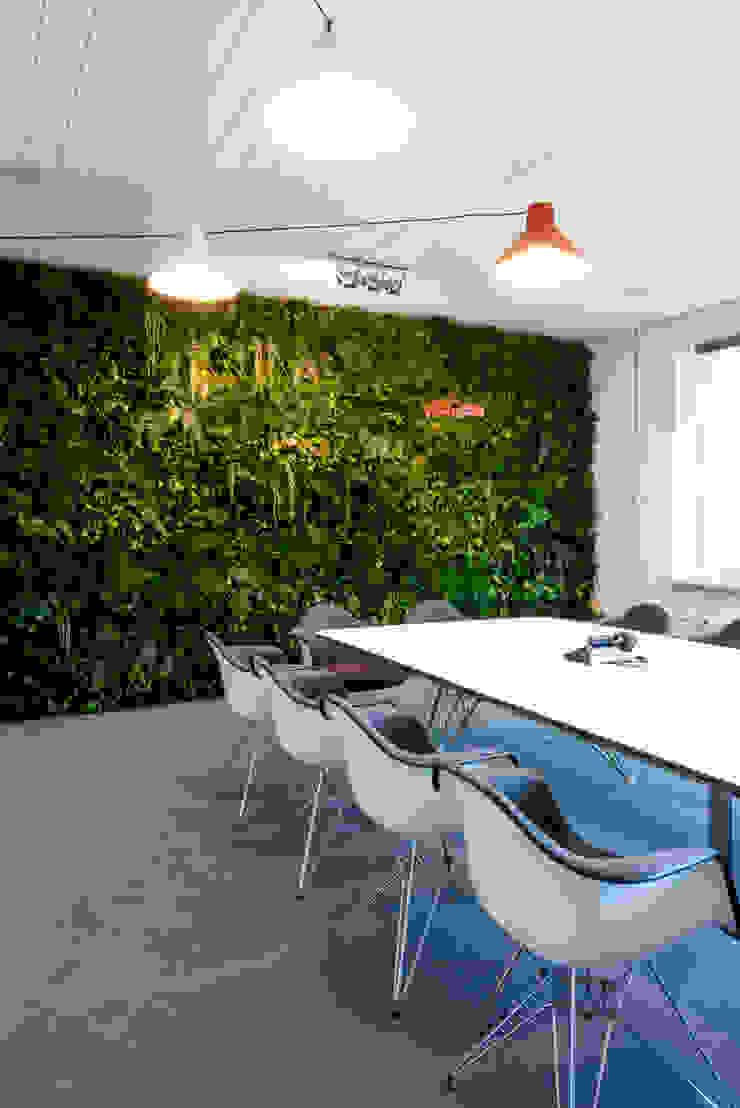 Grüne Wand für im Stil Dschungel FlowerArt GmbH | styleGREEN Gewerbeflächen Geschäftsräume & Stores