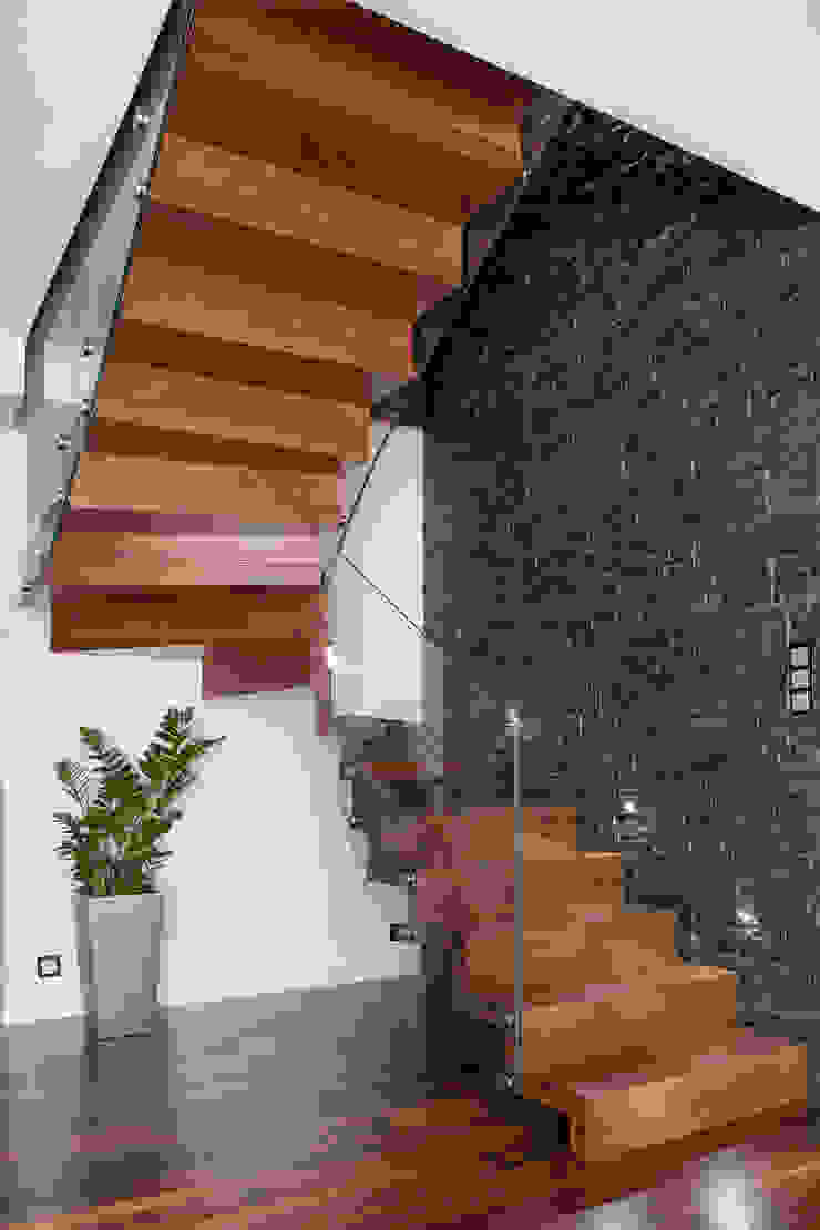 por BRODA schody-dywanowe Moderno